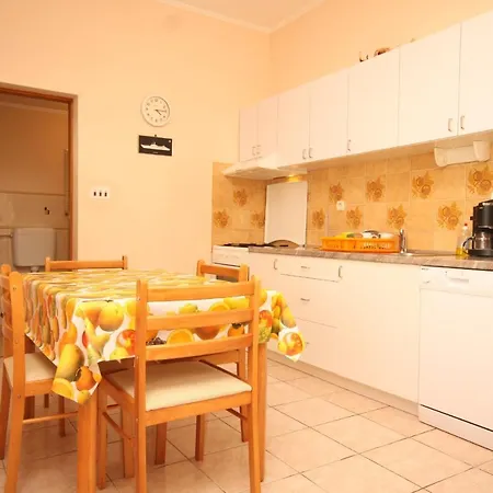 Family Friendly Seaside Susak, Losinj - 8050 Apartment Susak