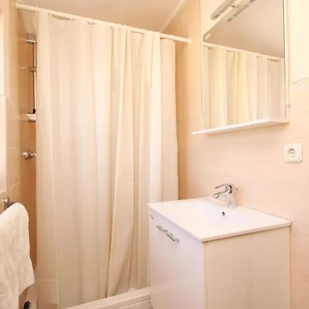 Family Friendly Seaside Susak, Losinj - 8050 Apartment